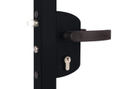 Замок LAKZ 4040 P1L корпус полиамидный, с ручками из полиамила, черный RAL 9005 Центр Кровли